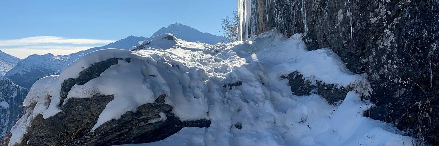 « Balcon » enneigé, stalactites de glace