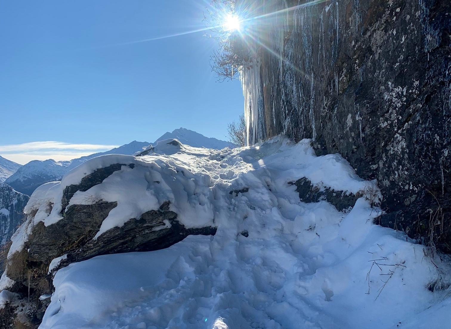 « Balcon » enneigé, stalactites de glace